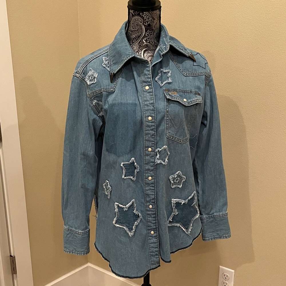 Wrangler Lainey Wilson Women's Cotton Light Blue Denim Jean shirt Size Small - Picture 3 of 9